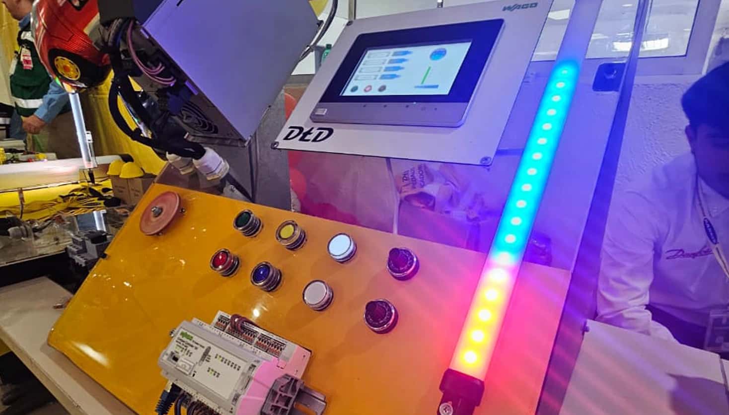 Ingeniera industrial revisando sistemas de ahorro económico en planta